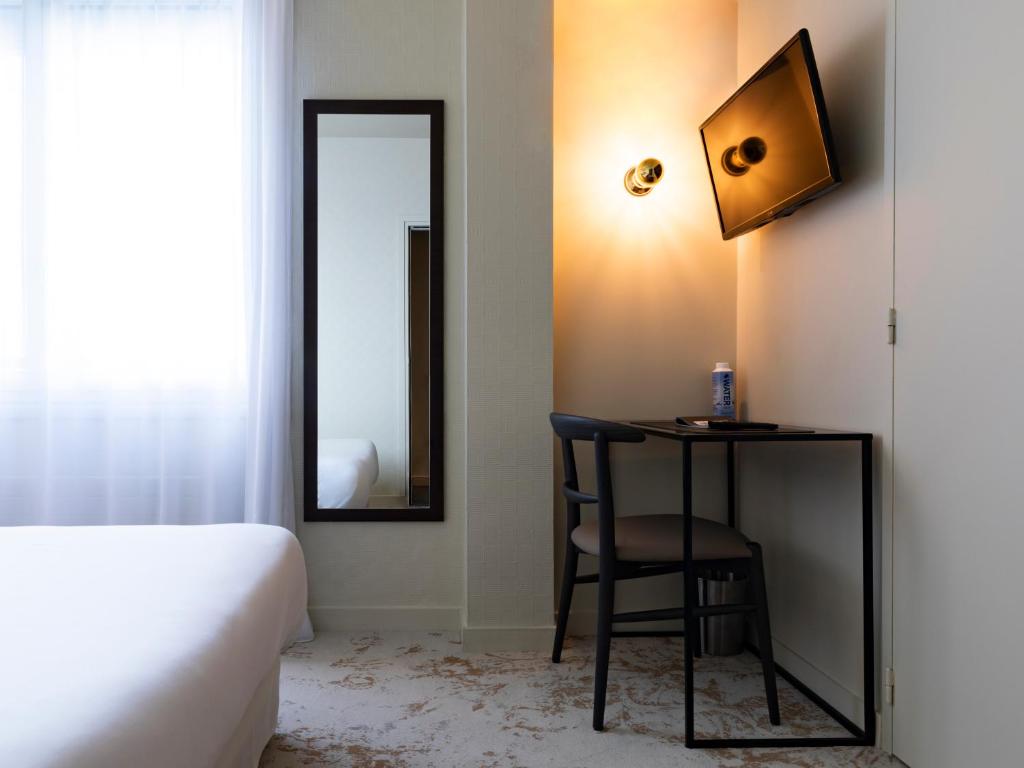 Chambre double standard lit et télévision du Moka hôtel de Lorient