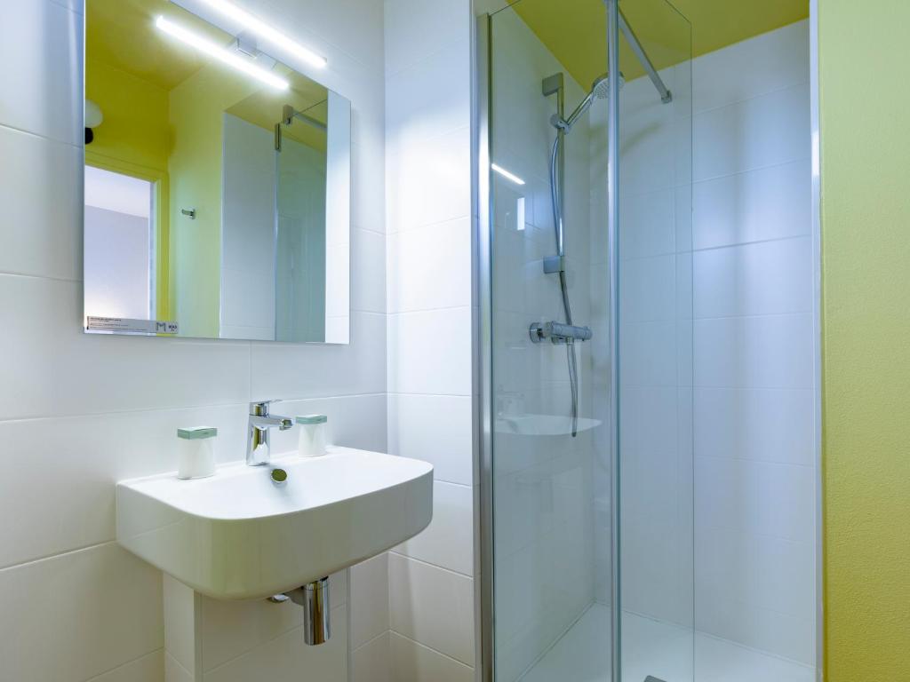 Chambre double standard salle de bain du Moka hôtel de Lorient
