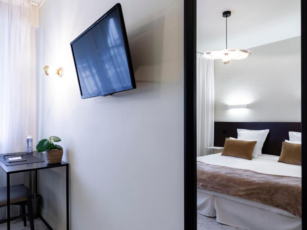 Chambre double confort télévision, du Moka hôtel de Lorient